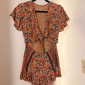 SUPER CUTE FREE PEOPLE FLORAL ROMPER